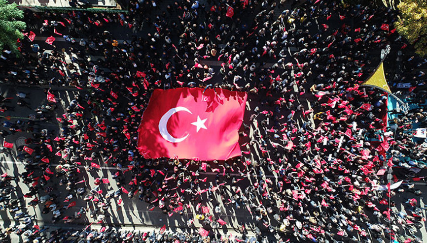 Türkiye ayakta… Şehit yakınına küfür eden Türkkan’a tepkiler çığ gibi