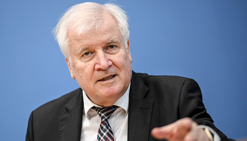Seehofer’den AB’ye: ‘Polonya’ya yardım edin’