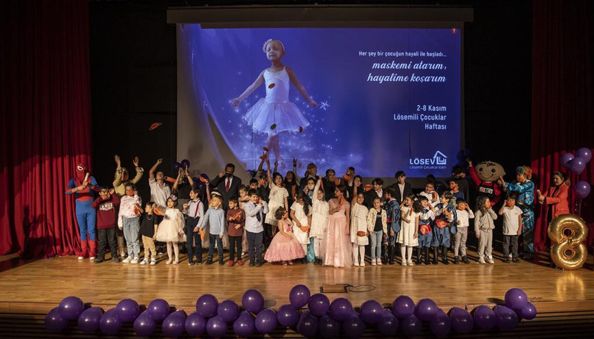 Sahnede minik kahramanlar