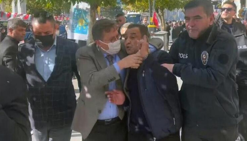 Şehit ağabeyine tekmeye gözaltı