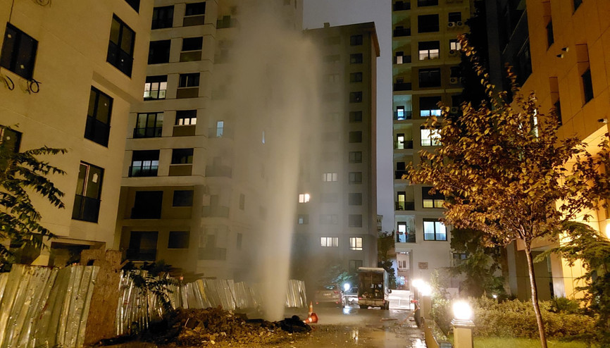 Kadıköyde çalışma sırasında boru patladı, fışkıran su metrelerce yükseğe ulaştı