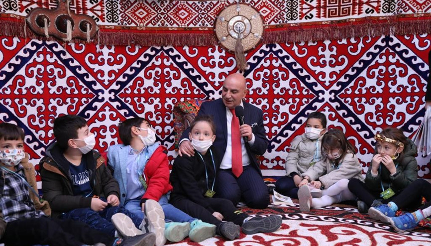 Başkan amcadan çadırda masallar