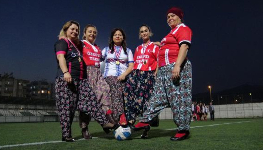 Kadına şiddete şalvar ve topuklu ayakkabıyla dikkat çektiler