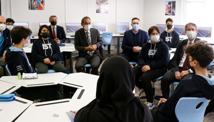 Bakan Özer’den Havalimanı meslek lisesine ziyaret Bakan Özer’den Havalimanı meslek lisesine ziyaret