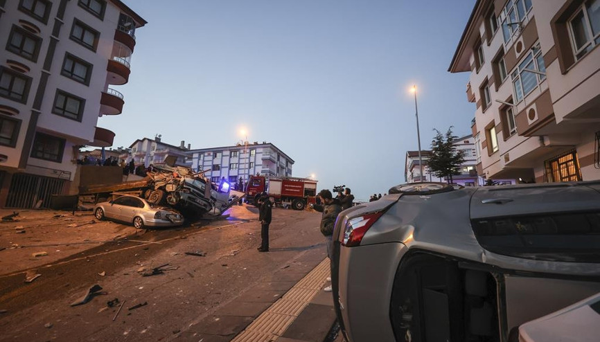 Kamyonun freni boşaldı cadde savaş alanına döndü