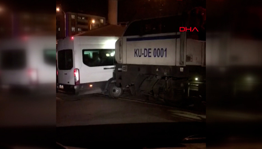 Hemzemin geçitte minibüse yük treni çarptı Kaza anı kamerada