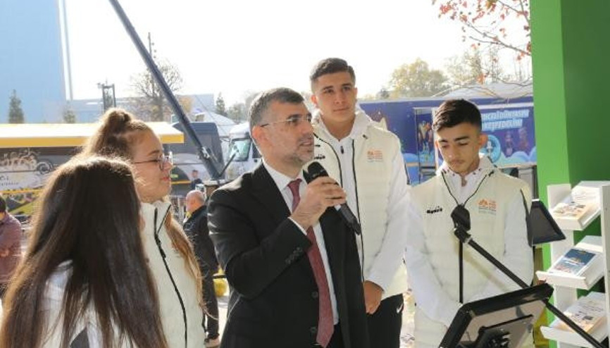 Festivalde canlı yayınla gençler fidan dikiyor