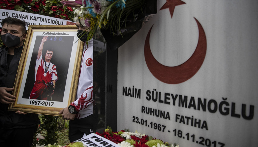 Naim Süleymanoğlu kabri başında anıldı