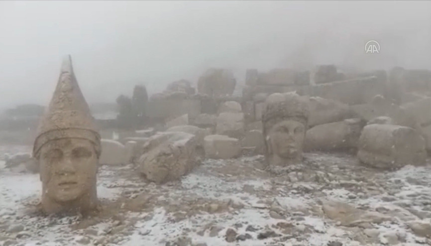 Nemrut Dağına mevsimin ilk karı düştü