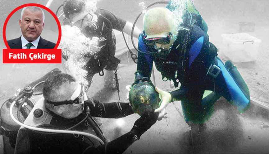 Denizaltında tarihin izini süren bir bakan