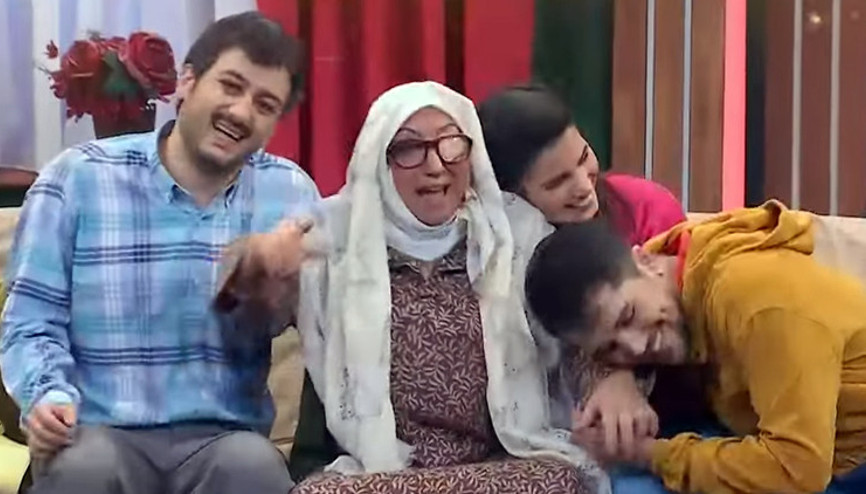 Çok Güzel Hareketler 2’ye bu hafta, efsane tiplemesi Sürahi Nine ile Yasemin Yalçın konuk oluyor…