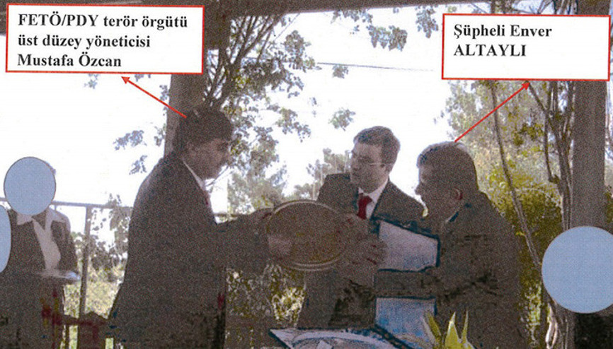 23 yıl hapis cezası alan eski istihbaratçı Enver Altaylının FETÖnün kritik ismi ile fotoğrafı çıktı 23 yıl hapis cezası alan eski istihbaratçı Enver Altaylının FETÖnün kritik ismi ile fotoğrafı çıktı