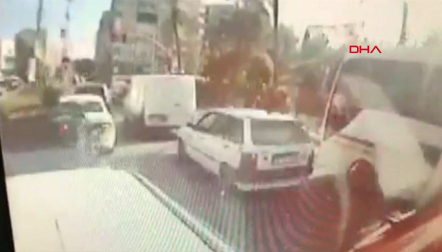 Freni patlayan halk otobüsü kazaya karıştı; o anlar kameraya yansıdı