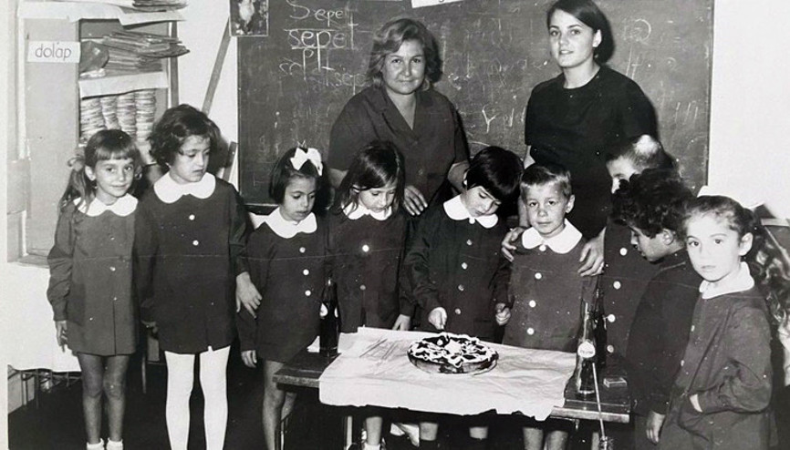 Pastayı kesmeye çabalayan ben