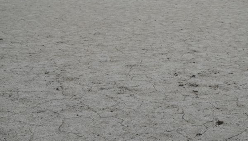 Aksarayda yer altı suyu çekildi, yüzey yarıkları oluştu