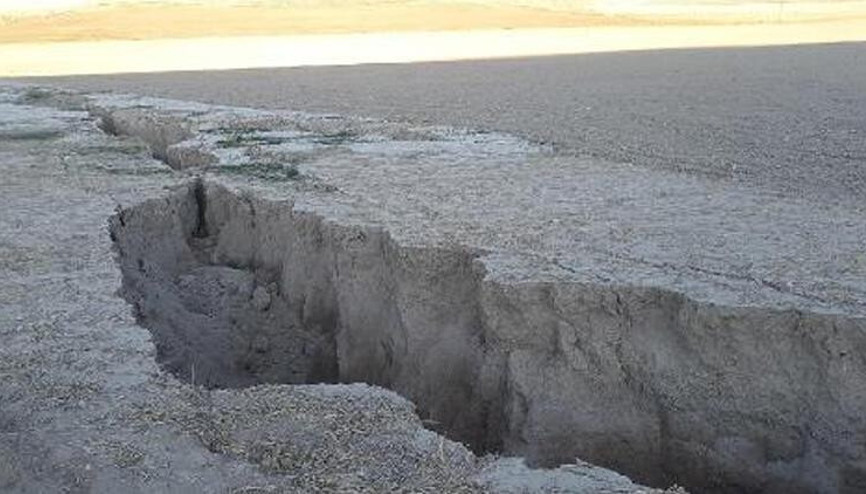 Aksarayda yer altı suyu çekildi, yüzey yarıkları oluştu
