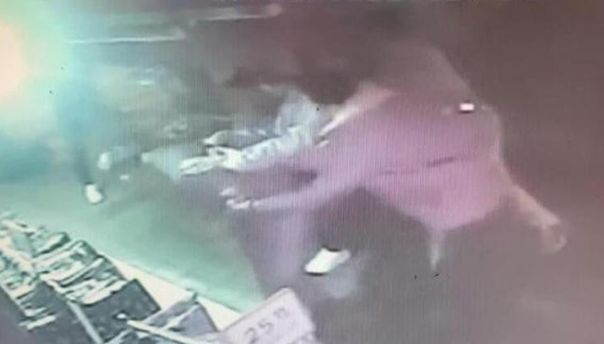 Gaziosmanpaşada silahlı saldırganı linç etmek istediler Gaziosmanpaşada silahlı saldırganı linç etmek istediler