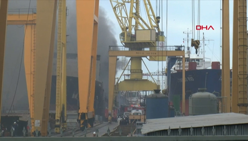 Tuzla tershanesinde bulunan bir kuru yük gemisinde yangın çıktı