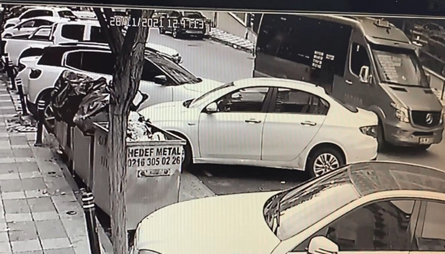 Sürücüsü fenalaşan yolcu minibüsü yokuş aşağı kaydı Minibüs ile otomobil arasında sıkışan kişi yaralandı