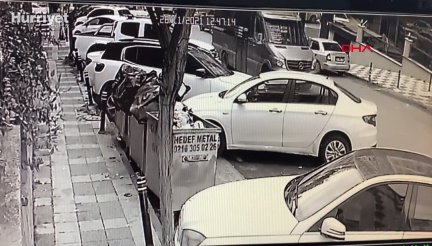 Ümraniyede yokuş aşağı kayan minibüs ile otomobil arasında sıkışan kişi yaralandı