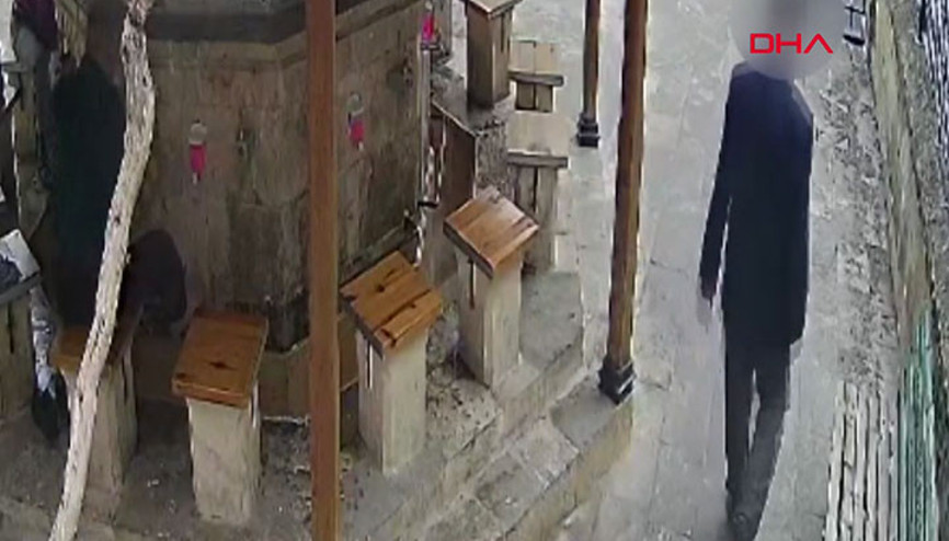 Abdest alırken cüzdanı çalındı; o anlar kamerada