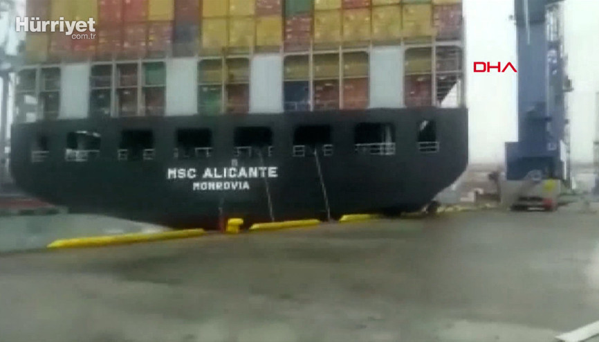 Ambarlı limanında konteyner gemisinin kıyıya oturma anı kamerada
