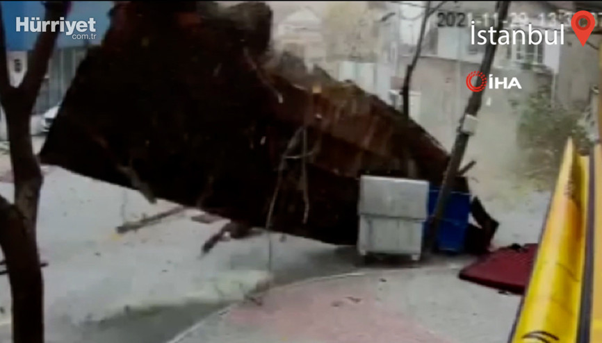 Başakşehir’de uçan çatı, direği devirdi O anlar kamerada