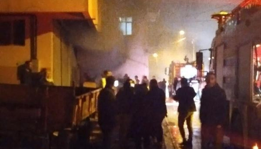Elektrik kontağından çıkan yangın 2 ev ve 2 traktöre zarar verdi Elektrik kontağından çıkan yangın 2 ev ve 2 traktöre zarar verdi
