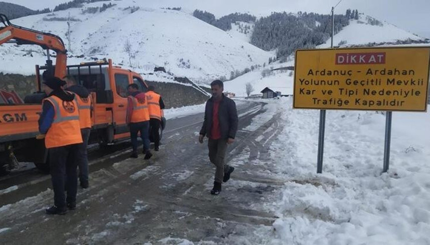 Artvin-Ardanuç-Ardahan karayolu kar nedeniyle ulaşıma kapatıldı