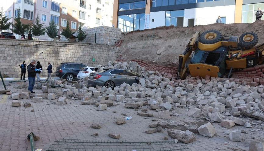 İstinat duvarı çöktü, iş makinesi düştü Araçlar zarar gördü