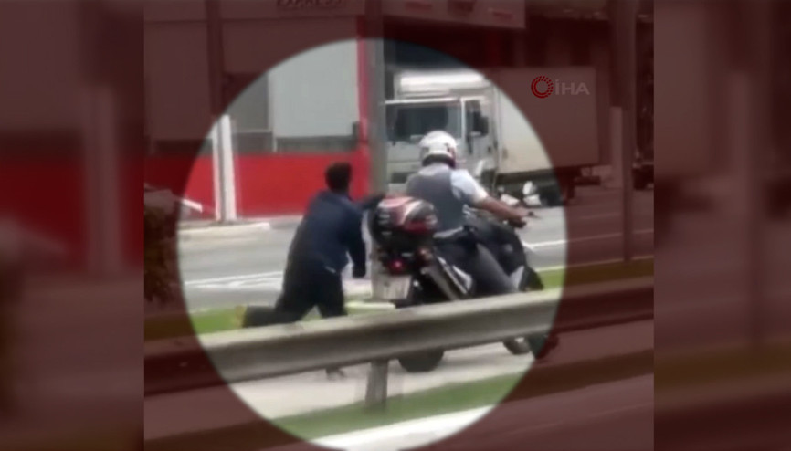 Polis, motoruna kelepçelediği şüpheliyi peşinden koşturdu