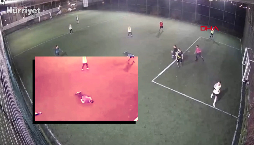 Halı sahada top oynarken kalp krizi geçirdi