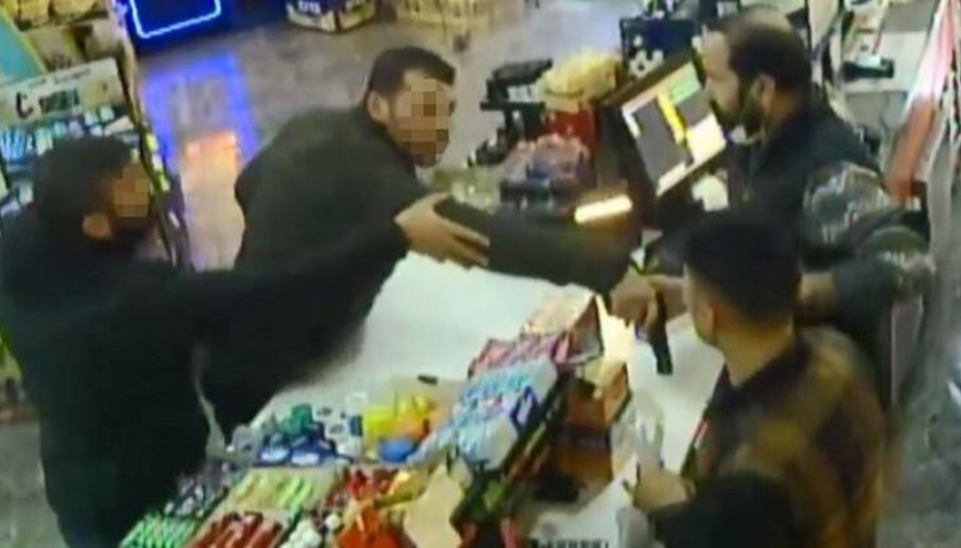 Kağıthane’de iki şahıs kendisine veresiye alkol vermeyen kasiyere tehdit edip silah doğrulttu