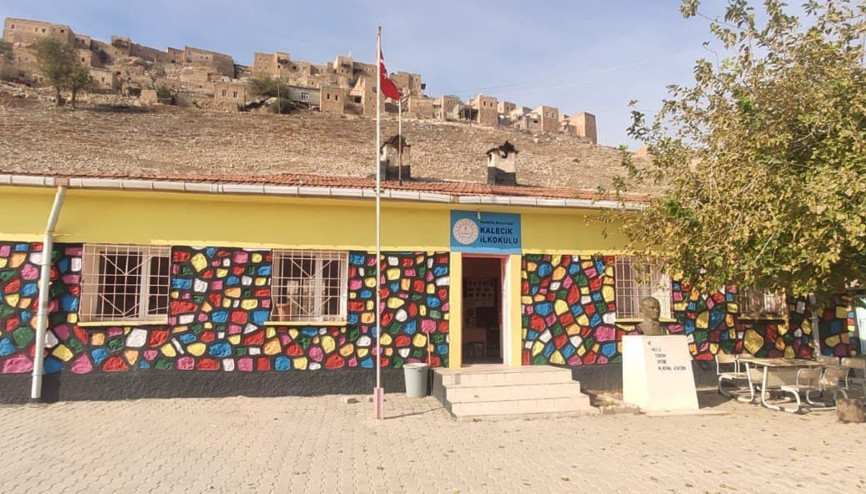 Virane köy okulunu koleje dönüştürdü