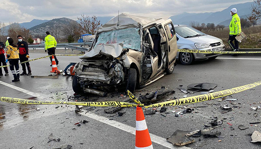 TIRa çarptı Feci kazada 4 kişi hayatını kaybetti