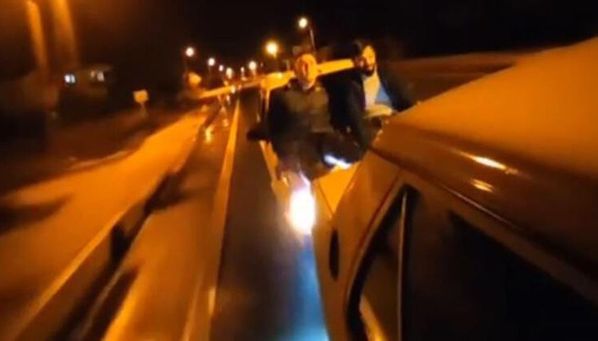 Yakıtı biten aracı, diğer aracın kaputuna oturup ayakları ile ittiler