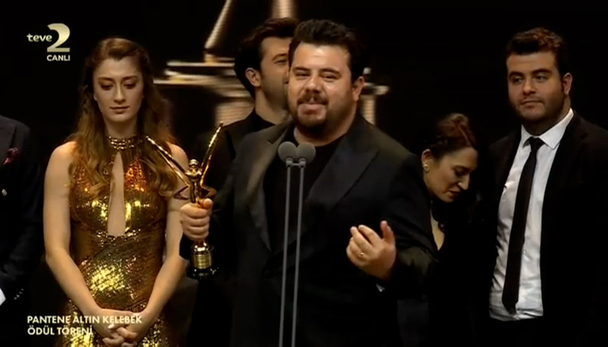 Eser Yenenler: Arif Güloğluna ithaf ediyoruz bu ödülü... Eser Yenenler: Arif Güloğluna ithaf ediyoruz bu ödülü...