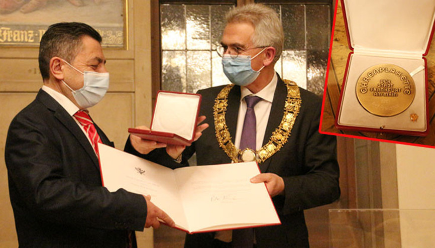 Arif Arslaner’e onur plaketi