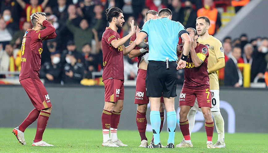 Son Dakika: Göztepe - Gaziantep FK maçında Ümit Öztürk kartlarını karıştırdı