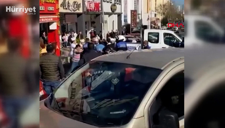 Esenyurtta zabıta ve esnafın tekmeli yumruklu saksı kavgası kamerada Esenyurtta zabıta ve esnafın tekmeli yumruklu saksı kavgası kamerada