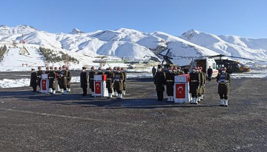 Hakkaride 3 şehit için askeri tören