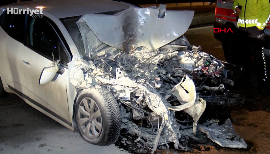 Kadıköyde özel halk otobüsüne çarpan otomobil yandı