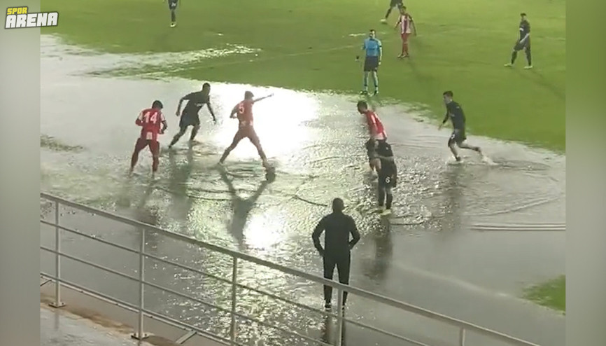 Antalyaspor U19 ile Trabzonspor U19 maçında zeminde biriken su tepkiye neden oldu
