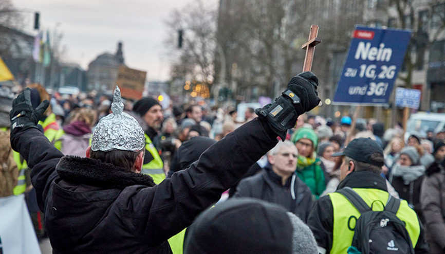 Aşı karşıtları yine sokağa döküldü