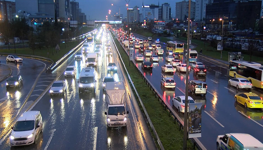 Son dakika... İstanbulda trafik kilit Yüzde 76ya ulaştı