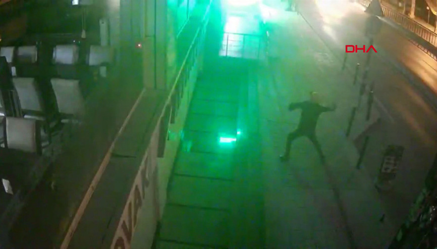 Esenyurtta siparişim gecikti diyen kadından önce bıçaklı sonra taşlı saldırı Esenyurtta siparişim gecikti diyen kadından önce bıçaklı sonra taşlı saldırı