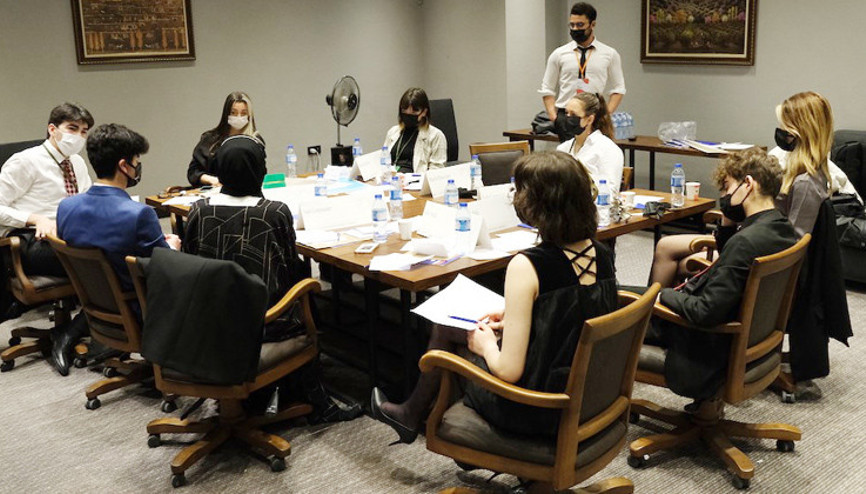 Lise öğrencileri BM sorunlarına çözüm için bir araya geldi Lise öğrencileri BM sorunlarına çözüm için bir araya geldi