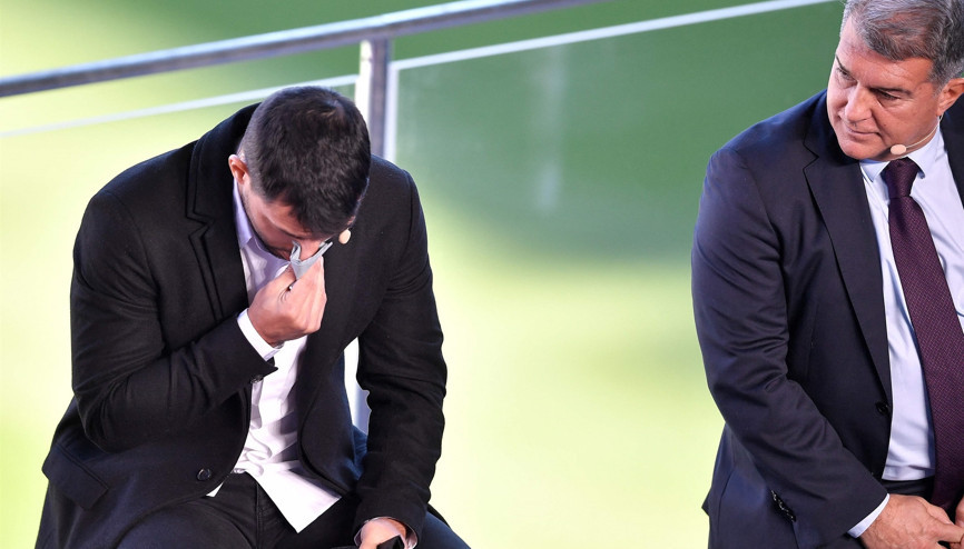 Son Dakika: Sergio Agüero futbolu bıraktı Basın toplantısında kare kare duygusal anlar...