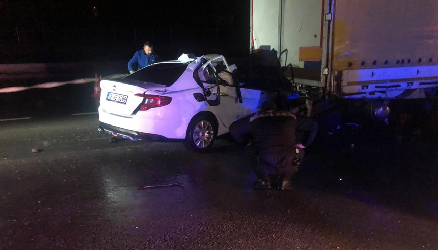 TIR’ın altına girdi