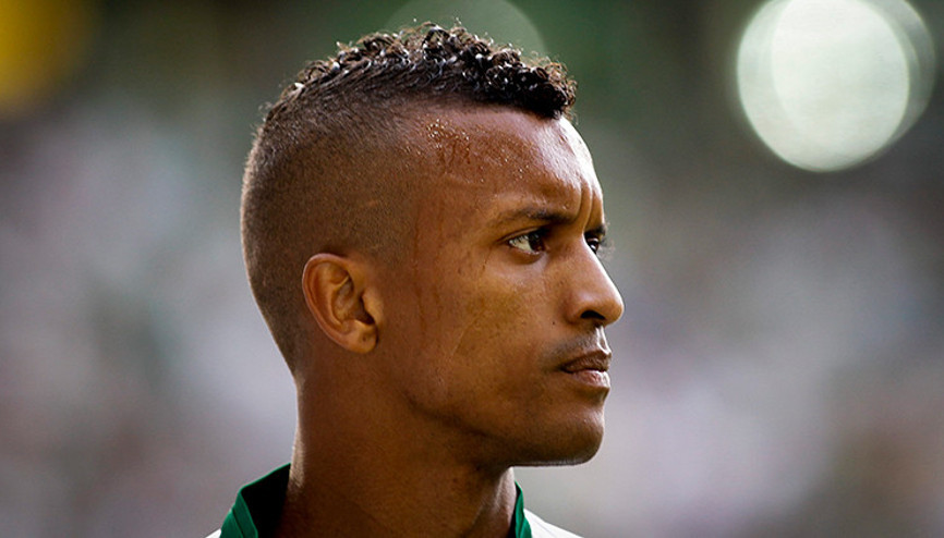 Fenerbahçenin eski futbolcu Luis Nani imzayı atıyor